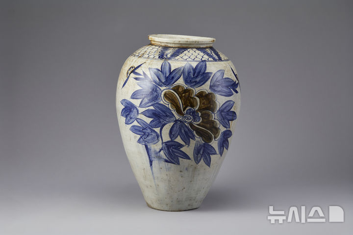 [서울=뉴시스] 모란 문양이 그려진 해주항아리 (사진=국립민속박물관 제공) 2026.04.10. photo@newsis.com