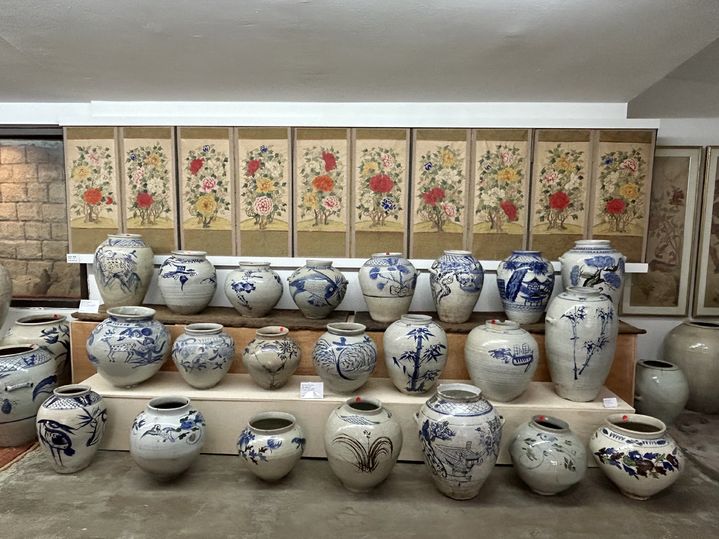 [서울=뉴시스] 목인박물관 목석원 소장품 특별전 '민화 그리고 해주백자' 전시 현장 (사진=국립민속박물관 제공) 2026.04.10. photo@newsis.com *재판매 및 DB 금지