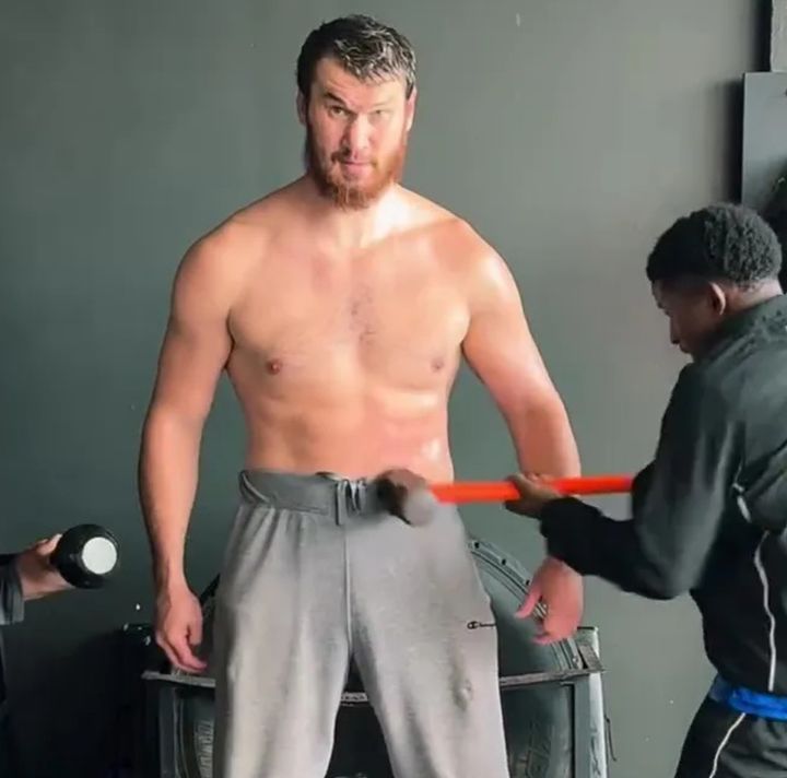 [서울=뉴시스] 복서 마흐무도프가 헤비급 챔피언 퓨리와의 맞대결을 앞두고 고강도 훈련 영상을 공개했다. (사진=인스타그램 @arslanbek_mahmudov) *재판매 및 DB 금지