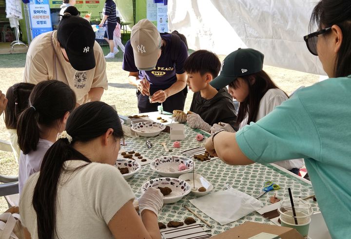 [영주=뉴시스] 부모와 아이들이 '선비향 만들기' 체험을 하고 있다. (사진=영주시 제공) 2026.04.10. photo@newsis.com *재판매 및 DB 금지