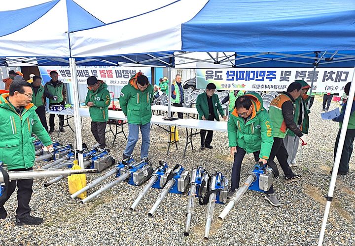 [횡성=뉴시스] 양수기와 비상발전기 등 방재 장비 점검과 작동법 교육. (사진=횡성군 제공) 2026.04.10. photo@newsis.com *재판매 및 DB 금지