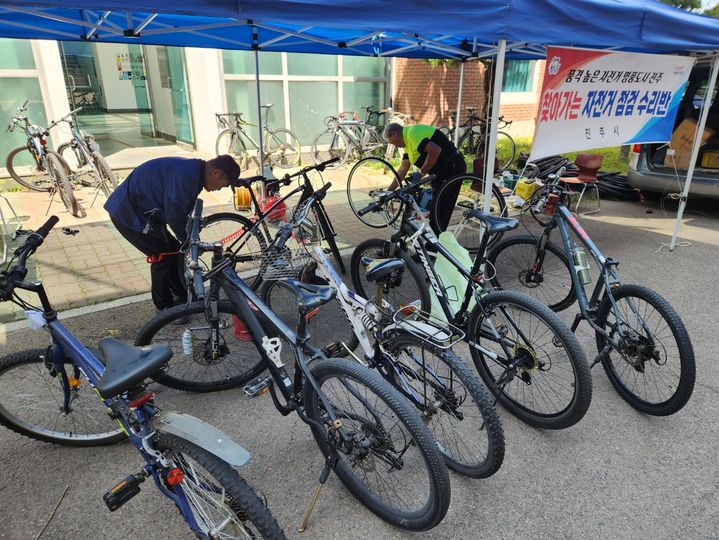 [진주=뉴시스]진주시, '찾아가는 자전거·장애인 보장구 수리반' 운영.(사진=진주시 제공).2026.04.10.photo@newsis.com *재판매 및 DB 금지