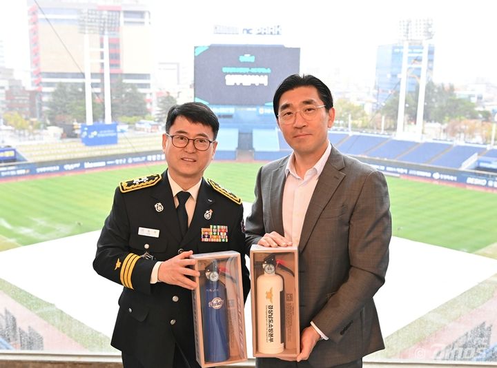 [서울=뉴시스] 프로야구 NC 다이노스의 이진만 대표이사(오른쪽)와 이동원 경남 소방본부장이 9일 창원NC파크에서 안전문화 확산을 위한 업무협약을 체결한 뒤 기념사진을 찍고 있다. (사진=NC 다이노스 제공) 2026.04.10. *재판매 및 DB 금지