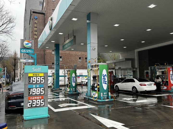 [서울=뉴시스] 10일 오전 서울 서초구의 한 주유소 모습.뉴시스DB,2026.04.10.photo@newsis.com *재판매 및 DB 금지