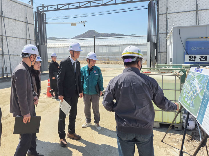 [공주=뉴시스]송무경 충남 공주시장 권행대행이 현장을 살펴보고 있다.(사진=공주시). 2026.04.10. photo@newsis.com. *재판매 및 DB 금지