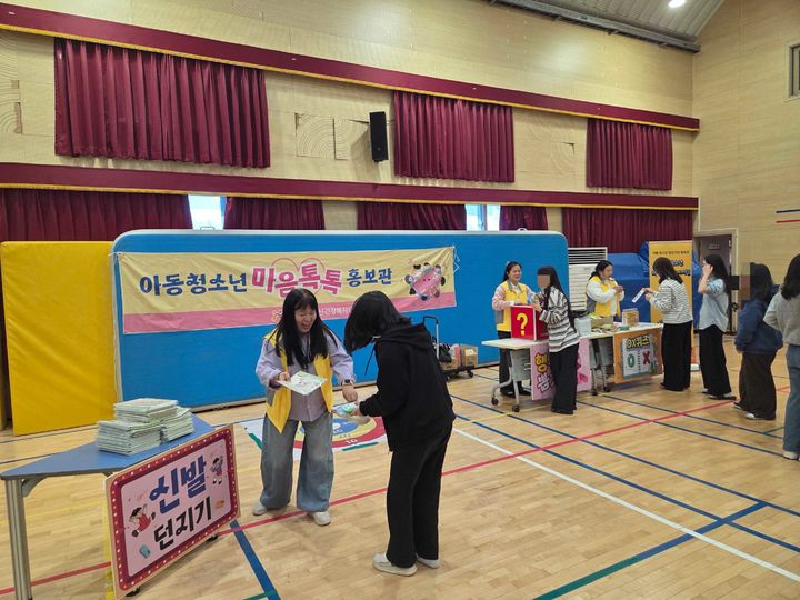 [밀양=뉴시스] 밀양영화고등학교에서 마음톡톡 운영 홍보부스를 운영하고 있다. (사진= 밀양시 제공) 2026.04.10. photo@newsis.com *재판매 및 DB 금지