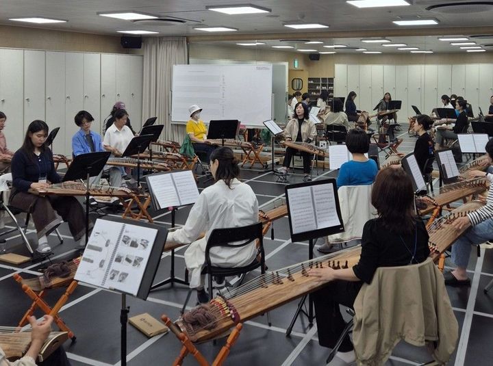 [통영=뉴시스] 신정철 기자= 통영국제음악재단은 '통영 시민을 위한 TIMF 음악교실'에 참여할 20세 이상 시민을 모집하고 있다고 10일 밝혔다. 사진은 지난해 가야금반 교육 모습.(사진=통영국제음악재단 제공).2026.04.10. photo@newsis.com *재판매 및 DB 금지