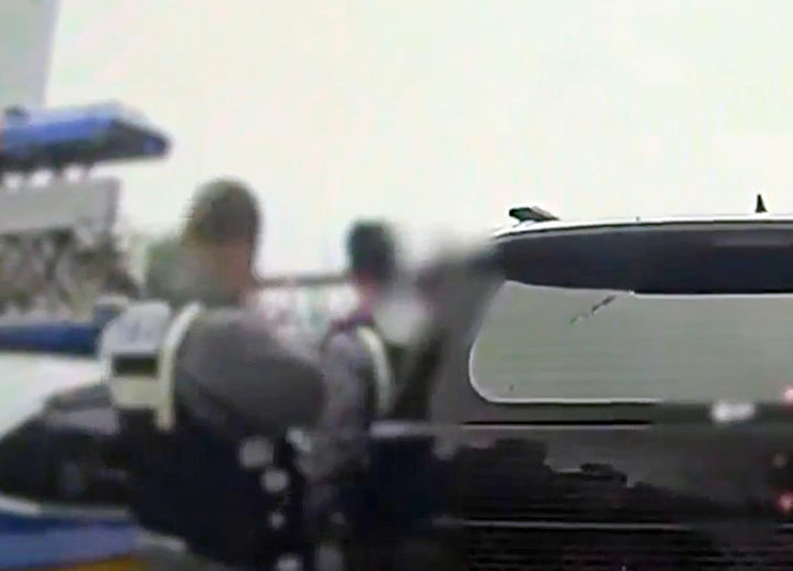 [부산=뉴시스] 부산에서 음주의심 차량 신고를 받고 출동한 경찰의 정차 및 하차 요구를 무시하고, 음주측정도 거부한 40대가 붙잡혔다. (사진=부산경찰청 제공) 2026.04.10. photo@newsis.com   *재판매 및 DB 금지