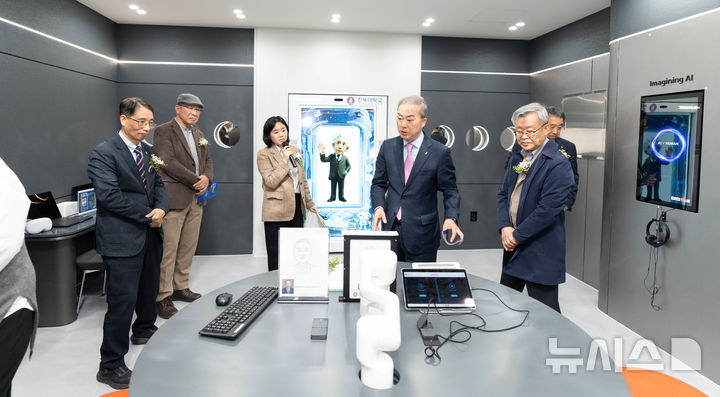 [전주=뉴시스]윤난슬 기자 = 전북대학교는 생성형 인공지능(AI)과 실감형 콘텐츠를 결합한 교육 거점 'AI 스페이스(AI SPACE)'를 확장하고 교육 인프라를 한층 강화했다고 10일 밝혔다. (사진=전북대 제공) photo@newsis.com