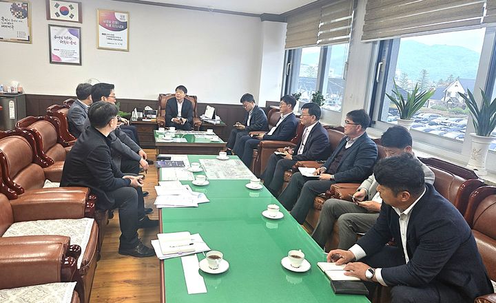 [평창=뉴시스] 중동 사태에 대응해 열린 비상경제대응 대책회의에서 지역 경제에 미치는 영향과 관련 현안을 면밀히 점검하고 있다. (사진=평창군 제공) 2026.04.10. photo@newsis.com *재판매 및 DB 금지