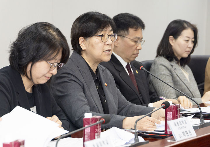 [세종=뉴시스]정은경 보건복지부 장관 주재로 '제2차 입양정책위원회'가 지난 9일 오후 5시 서울 중구 아동권리보장원에서 열렸다. (사진=보건복지부 제공) 2026.04.10. photo@newsis.com *재판매 및 DB 금지