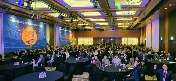 [서울=뉴시스] 9일 경기 광주 곤지암리조트에서 진행된 ‘2026 휴네시온 파트너스 데이’에 참석한 참가자들이 기념사진 촬영을 하고 있다. (사진=휴네시온 제공) 2026.04.10. photo@newsis.com *재판매 및 DB 금지