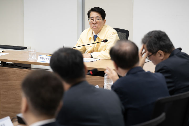 [서울=뉴시스] 황종우 해양수산부 장관은 10일 호르무즈 내에 있는 한국 국적 선박 26척의 선주사와 선박 관리사 대표가 참석한 가운데 호르무즈 해협 통항 준비 상황을 점검하는 회의를 열었다. (사진=해양수산부 제공) 2026.04.10. photo@newsis.com *재판매 및 DB 금지