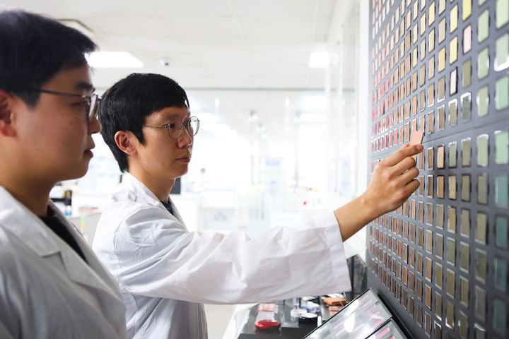 [서울=뉴시스] 코스맥스 R&I센터 연구원들이 조색 작업을 진행 중인 모습(사진=코스맥스 제공) *재판매 및 DB 금지