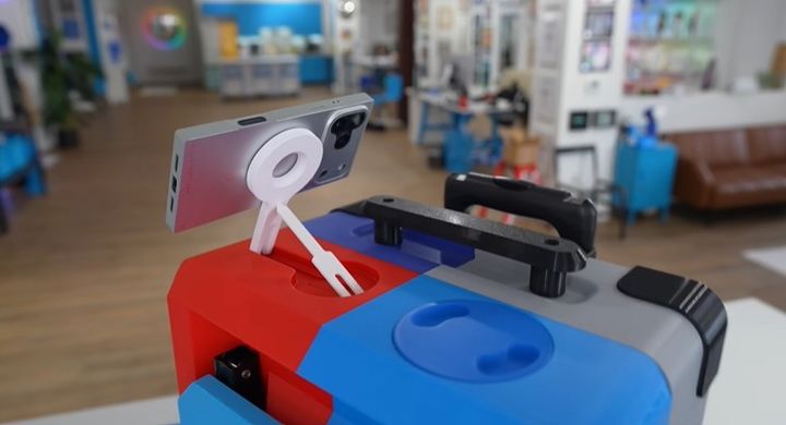 [서울=뉴시스] 미국의 한 제품 디자이너가 공항 이용의 불편을 줄이기 위해 3D 프린터로 다양한 기능을 탑재한 기내용 '스마트 캐리어'를 제작해 눈길을 끌고 있다. (사진=@Unnecessary Inventions 유튜브 캡처) *재판매 및 DB 금지