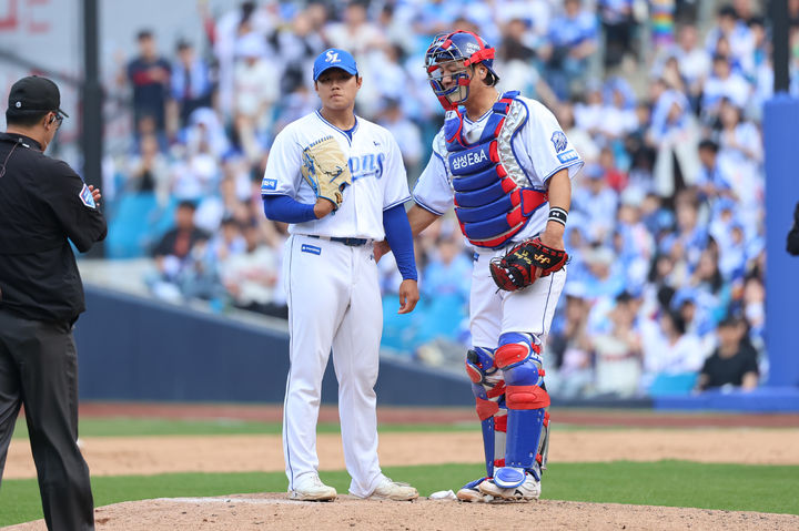 [서울=뉴시스] 프로야구 삼성 라이온즈의 배찬승(왼쪽)이 29일 대구 삼성라이온즈파크에서 열린 2026 신한 쏠 KBO리그 롯데 자이언츠전에 불펜 등판해 흔들리자 강민호(오른쪽)가 마운드에 방문해 그를 격려하고 있다. (사진=삼성 라이온즈 제공) 2026.03.29. *재판매 및 DB 금지