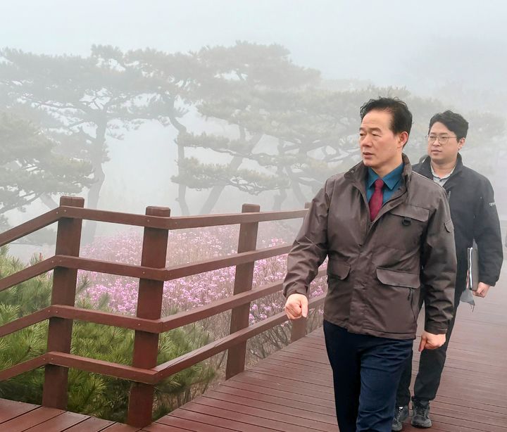 [인천=뉴시스] 10일 한창훈 인천경찰청장이 강화도 고려산에서 진달래 축제 대비 안전점검을 하고 있다. (사진=인천경찰청 제공) 2026.04.10. photo@newsis.com *재판매 및 DB 금지