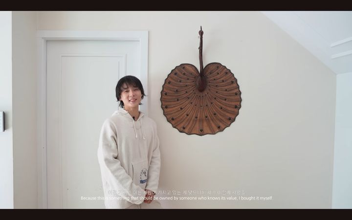 [서울=뉴시스] 래퍼 던이 이광구 서천부채장의 공작선을 선보이고 있다. (사진=던 유튜브 갈무리) 2026.04.10. photo@newsis.com *재판매 및 DB 금지