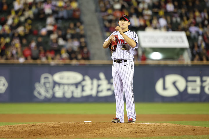 [서울=뉴시스] 프로야구 LG 트윈스의 김영우가 31일 서울 잠실구장에서 열린 2026 신한 쏠 KBO리그 KIA 타이거즈전에 불펜 등판해 공을 던질 준비를 하고 있다. (사진=LG 트윈스 제공) 2026.03.31. *재판매 및 DB 금지