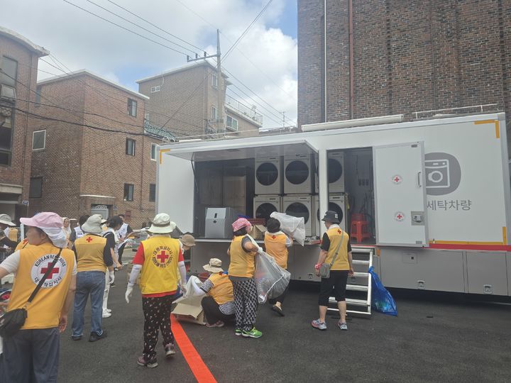 [서울=뉴시스] 지난해 수해복구 현장에서 활동중인 적십자사 모습. (사진=은평구 제공) 2026.04.10 *재판매 및 DB 금지