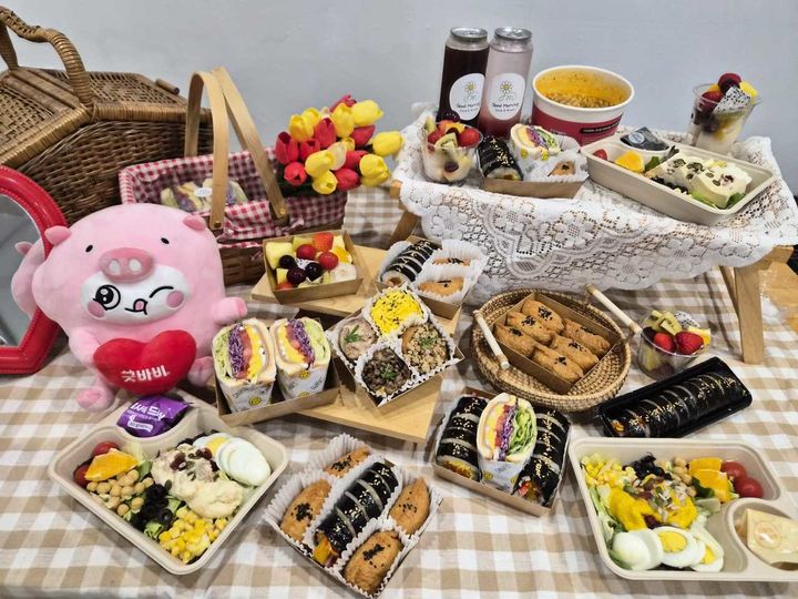 [밀양=뉴시스] 밀크닉에서 판매 중인 피크닉 세트 및 간편식. (사진= 밀양시 제공) 2026.04.10. photo@newsis.com *재판매 및 DB 금지