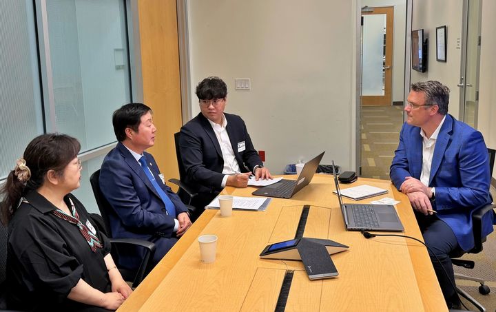 [대전=뉴시스] 애질런트 테크놀로지스 본사를 방문한 김정겸(왼쪽줄 가운데) 총장. (사진=충남대 제공) 2026.04.10. photo@newsis.com *재판매 및 DB 금지