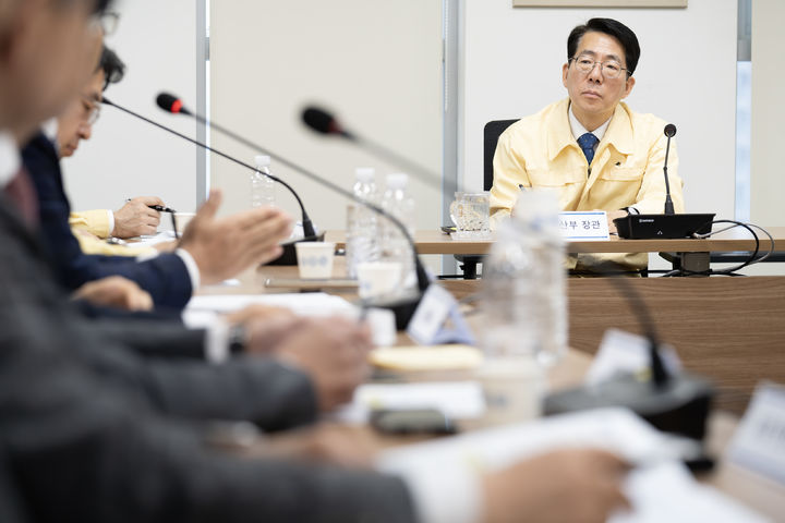 [서울=뉴시스] 황종우 해양수산부 장관은 10일 호르무즈 내에 있는 한국 국적 선박 26척의 선주사와 선박 관리사 대표가 참석한 가운데 호르무즈 해협 통항 준비 상황을 점검하는 회의를 열었다. (사진=해양수산부 제공) 2026.04.10. photo@newsis.com *재판매 및 DB 금지