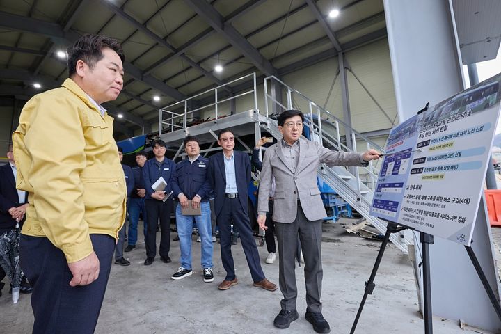 [아산=뉴시스] 오세현 아산시장이 시내버스 운수 관계자들과 만나 현장의 목소리를 청취했다. (사진=아산시 제공) 2026.04.10 photo@newsis.com *재판매 및 DB 금지