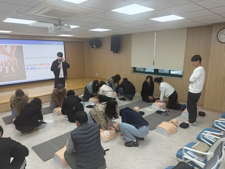 [양산=뉴시스] 웅상보건소가 심폐소생술과 자동심장충격기 사용법을 포함한 응급처치 교육을 하고 있다. (사진= 양산시 제공) 2026.04.10. photo@newsis.com *재판매 및 DB 금지