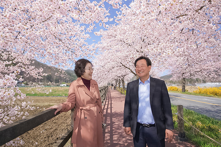 [천안=뉴시스] (왼쪽부터) 박의용 천안시 북면장과 진수곤 축제추진위원장이 천안위례벚꽃축제 현장 점검을 하고 있다. (사진=추진위 제공) 2026.04.10 photo@newsis.com *재판매 및 DB 금지