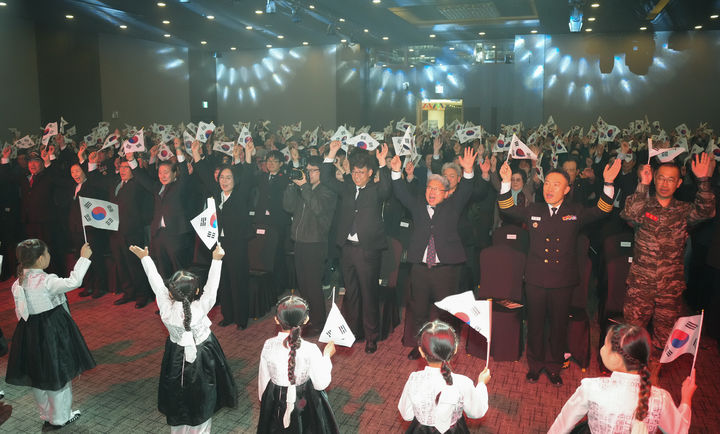 [제주=뉴시스] 10일 오전 제주 한라컨벤션센터 컨벤션홀에서 열린 제107주년 대한민국 임시정부 수립 기념식 참석자들이 만세삼창을 하고 있다. (사진=제주도 제공) 2026.04.10. photo@newis.com *재판매 및 DB 금지