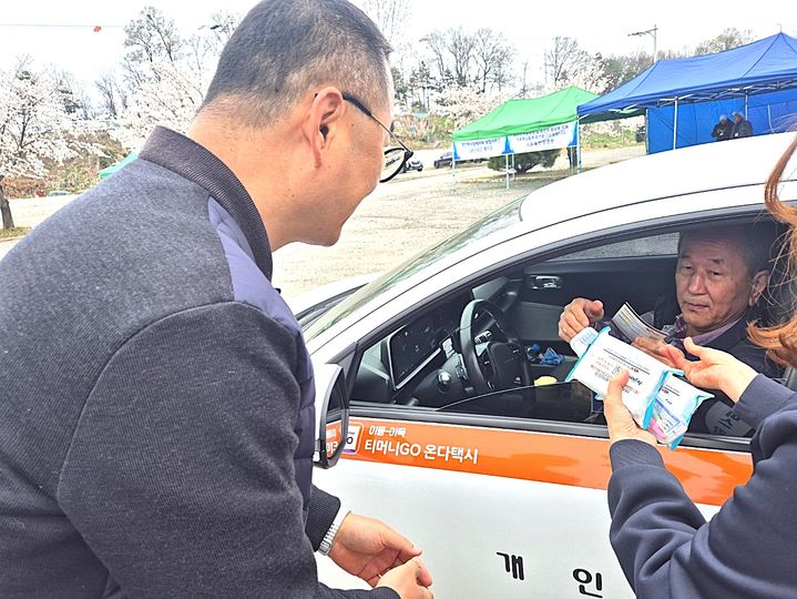 [원주=뉴시스] 원주시 개인택시를 대상으로 한 하이패스 단말기 지원 캠페인. (사진=한국도로공사 강원본부 제공) 2026.04.10. photo@newsis.com *재판매 및 DB 금지