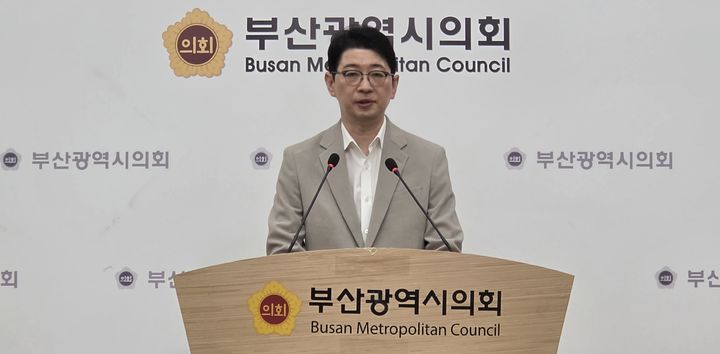 [부산=뉴시스] 국민의힘 주진우 국회의원이 10일 부산시의회 브리핑룸에서 긴급 기자회견을 열었다. (사진=부산시의회 제공) 2026.04.10. photo@newsis.com *재판매 및 DB 금지