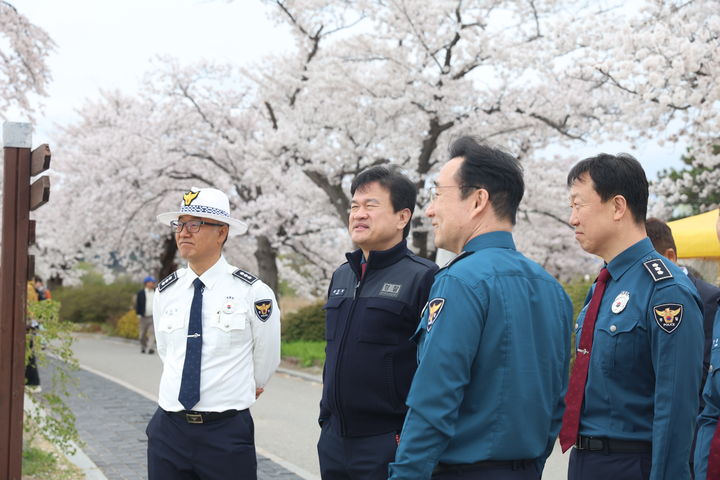 [강릉=뉴시스] 9일 최현석 강원경찰청장이 강릉 경포벚꽃축제장을 찾아 근무자를 격려하고 있다.(사진=강릉경찰서 제공)photo@newsis.com *재판매 및 DB 금지