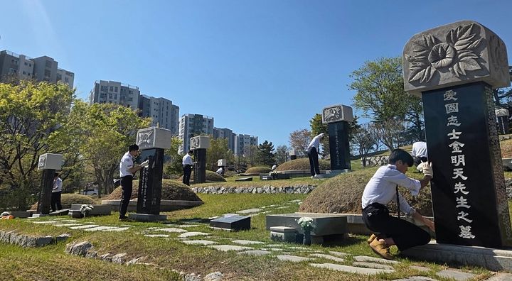 [대구=뉴시스] 국립신암선열공원관리소는 상서고등학교 학생들을 대상으로 국립묘지 체험 프로그램을 실시했다. (사진=신암선열공원 제공) 2026.04.10. photo@newsis.com *재판매 및 DB 금지