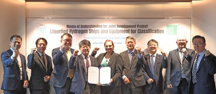 [부산=뉴시스] 부산대 수소선박기술센터는 10일 서울 더 플라자 호텔에서 로이드선급협회와 액화수소운반선 및 기자재 부문의 상호 공동 기술 인증체계 연구개발을 위한 업무협약(MoU)을 체결했다고 밝혔다. (사진=부산대 제공) 2026.04.10. photo@newsis.com *재판매 및 DB 금지