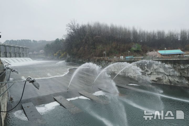 [안성=뉴시스] 안성시 고삼저수지 통수 모습 (사진=안성시 제공) 2026.04.10.photo@newsis.com 