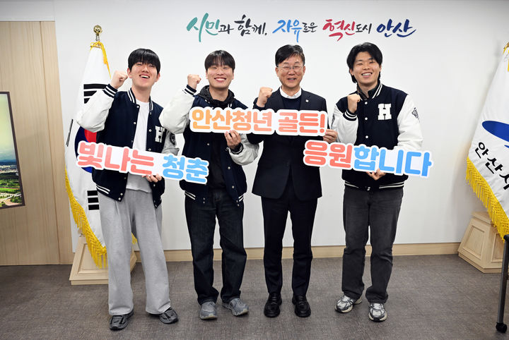 [안산=뉴시스] 이민근 경기 안산시장(사진 오른쪽 두 번째)이 9일 안산시청에서 한양대학교 ERICA 학생들과 청년 유출 문제를 주제로 간담회를 진행한 후 기념촬영을 하고 있다. (사진=안산시 제공) 2026.04.10. photo@newsis.com *재판매 및 DB 금지
