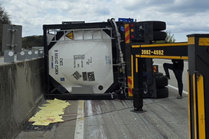 [대구=뉴시스] 이상제 기자 = 10일 오후 12시9분께 대구 달성군 논공읍 광주대구고속도로 광주 방향 도로에서 탱크로리 차량이 전도돼 실려 있던 황산 일부가 유출되는 사고가 발생했다. (사진=대구소방안전본부 제공) 2026.04.10. king@newsis.com *재판매 및 DB 금지