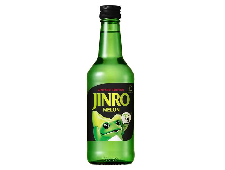 [서울=뉴시스] 하이트진로가 멜론의 달콤한 풍미에 소주 특유의 깔끔함을 더한 수출 전용 신제품 '멜론에이슬'을 출시한다.(사진=하이트진로) *재판매 및 DB 금지