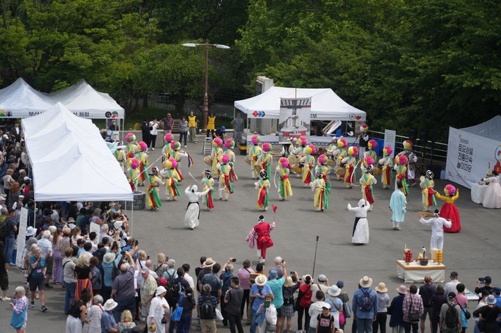 [부산=뉴시스] 2025 전통민속놀이마당 부산고분도리걸립 공연. (사진=부산문화재단 제공) 2026.04.10. photo@newsis.com *재판매 및 DB 금지