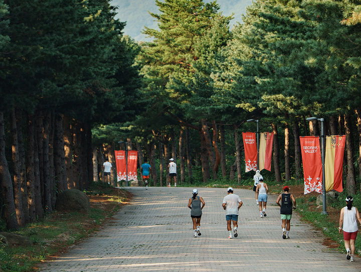 켄싱턴리조트 설악밸리 리조트 내에서 고객들이 러닝을 즐기고 있다. (사진=이랜드파크 제공) *재판매 및 DB 금지