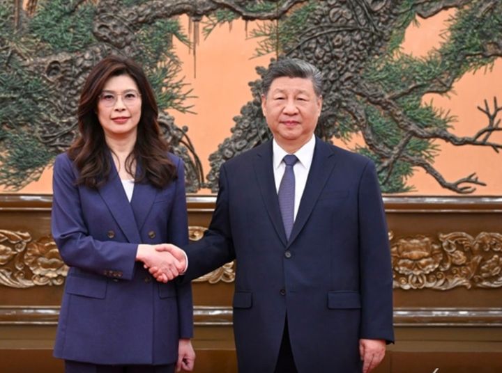 [베이징=신화/뉴시스] 시진핑 중국 국가주석과 정리원 대만 국민당 주석이 10일 오전 베이징 인민대회당에서 만나 회담하기 전 악수하고 있다. 2026.04.10. *재판매 및 DB 금지