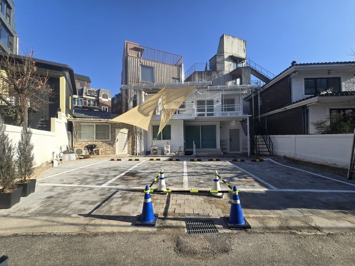 [서울=뉴시스]담장을 허물고 조성된 내집주차장. (사진=마포구 제공) 2026.04.10. photo@newsis.com *재판매 및 DB 금지