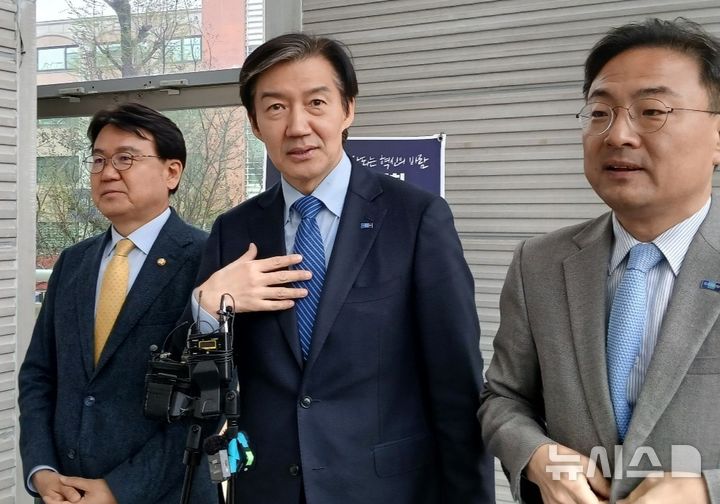 [대전=뉴시스] 조명휘 기자 = 조국혁신당 조국 대표가 10일 오후 대전 유성문화원에서 열린 지방선거 필승결의대회에 참석해 6·3 국회의원 재·보궐선거와 관련된 의견을 말하고 있다. 2026.04.10. joemedia@newsis.com