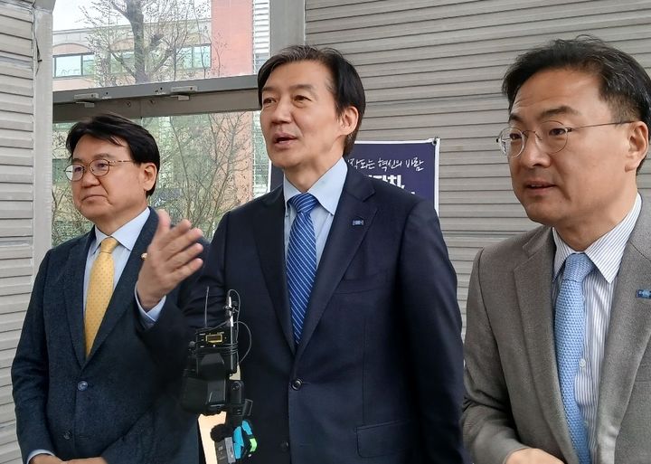 [대전=뉴시스] 조명휘 기자 = 조국혁신당 조국 대표가 10일 오후 대전 유성문화원에서 열린 지방선거 필승결의대회에 참석해 6·3 국회의원 재·보궐선거와 관련된 의견을 말하고 있다. 2026.04.10. joemedia@newsis.com *재판매 및 DB 금지