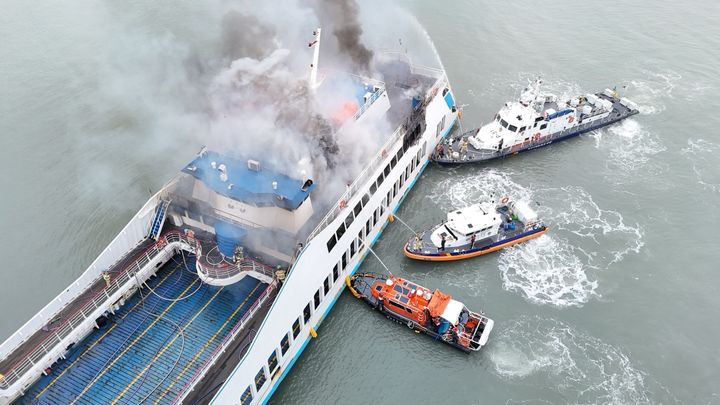 [해남=뉴시스] 10일 오전 7시50분께 전남 해남군 땅끝항여객선터미널에 정박 중이던 621t급 여객선 A호에서 불이 나 완도해경이 진화 작업을 벌이고 있다. (사진=완도해경 제공) 2026.04.10. photo@newsis.com *재판매 및 DB 금지