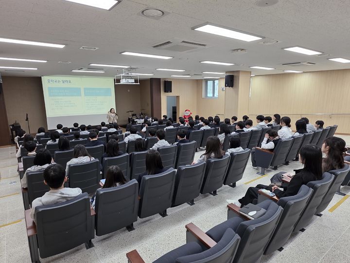 [용인=뉴시스] 처인중 학생들을 대상으로 설명하는 모습(사진=처인중 제공) 2026. 04. 10. photo@newsis.com *재판매 및 DB 금지
