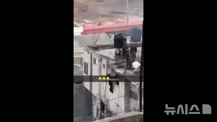 [서울=뉴시스]이재명 대통령이 10일 소셜미디어 엑스(X·구 트위터)에 공유한 영상이 2024년 9월 요르단강 서안지구에서 촬영된 이스라엘방위군(IDF)의 팔레스타인인 시신 투척 영상으로 확인됐다. 사진은 팔레스타인 상황을 전달하는 계정 'Jvnior'가 게시한 해당 영상 장면. 2026.04.10.