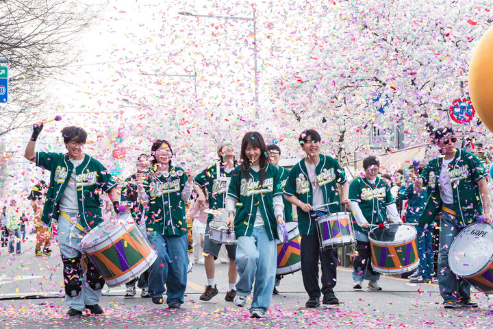[서울=뉴시스]개막 퍼레이드 현장 사진. (사진=서울시 제공) 2026.04.10. photo@newsis.com *재판매 및 DB 금지